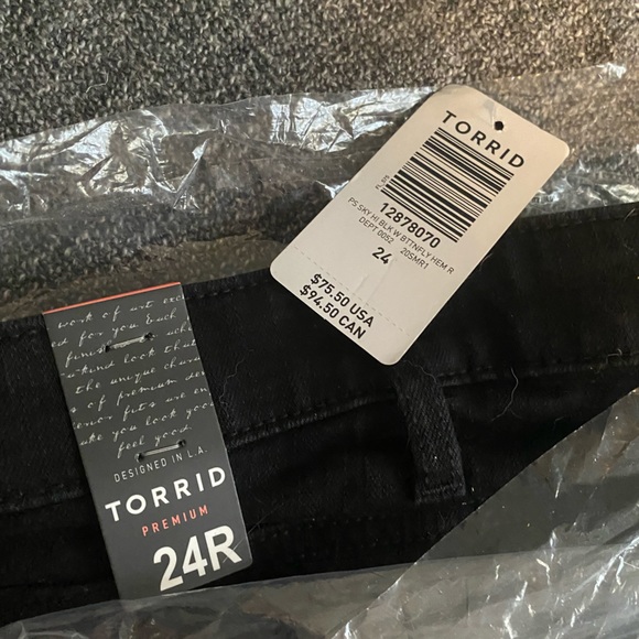 Torrid Sky High Black Skinny Jeans w/ destructed hem and button fly Size 24 NWT - Picture 4 of 4